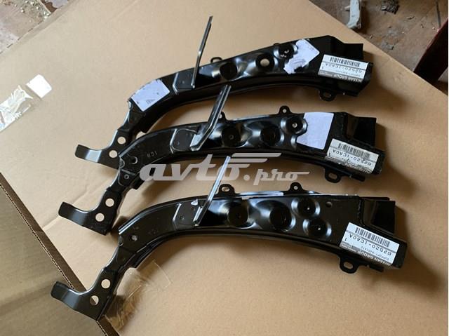 Кронштейн передньої панелі, правий 625201CA0A NISSAN