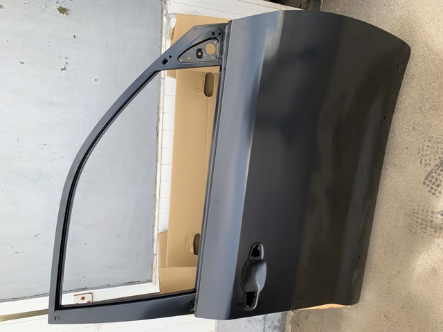 Пасажирські передні двері 6700160850 TOYOTA