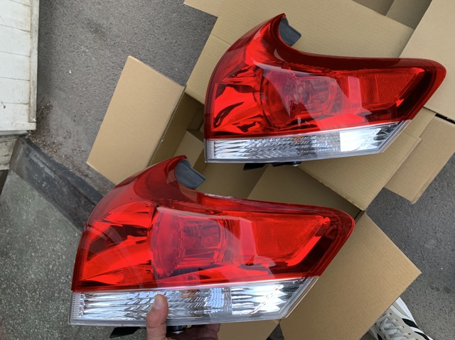 Задній правий зовнішній ліхтар 815500T010 TOYOTA