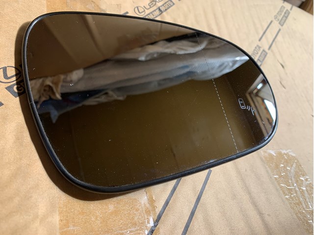 Скло дзеркала заднього виду, правого 8793133B40 TOYOTA