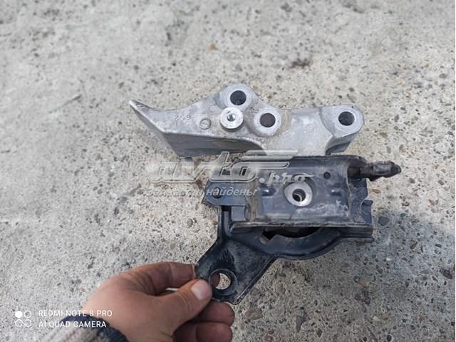 Права опора двигуна 1230531080 TOYOTA