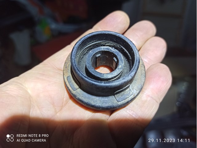 Кронштейн/подушка кріплення радіатора, нижній 1653520030 TOYOTA