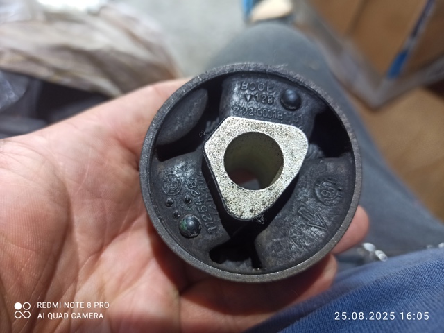 Сайлентблок переднього верхнього важеля 22200018101 BOGE