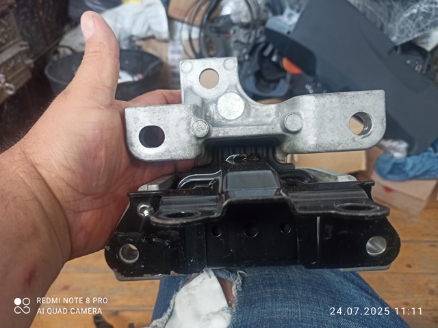 Подушка (опора) двигуна, ліва 2910A345 MITSUBISHI