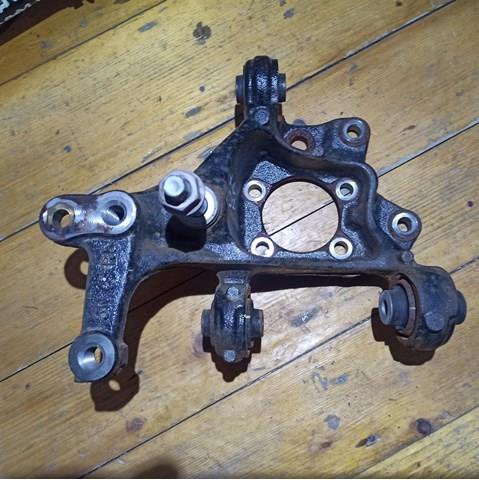 Цапфа поворотна права 4230476030 TOYOTA