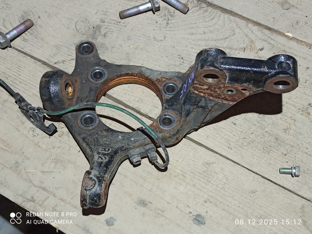 Кулак поворотний передній правий 4321178010 TOYOTA