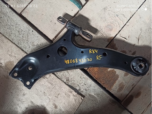 Правий важіль передній нижній підвіски 4806848070 TOYOTA