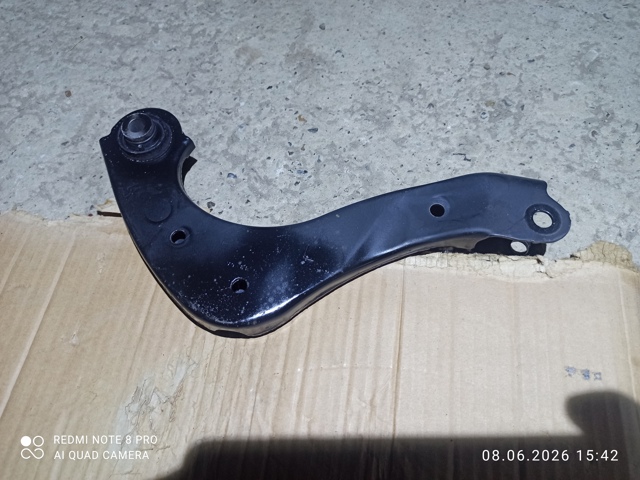 Балансир підвіски задній лівий 4879033020 TOYOTA