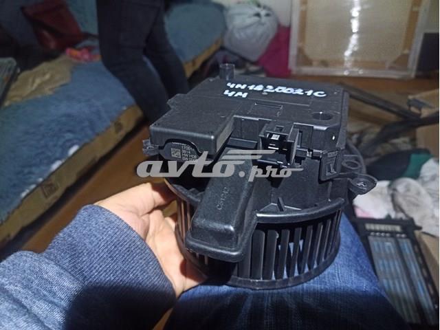 Двигун вентилятора пічки (обігрівача салону) 4M1820021 VAG