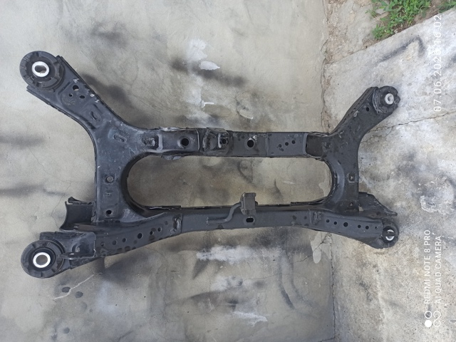 Балка задньої підвіски поперечна 5120633120 TOYOTA