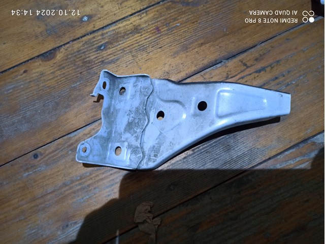 Кронштейн кріплення бампера переднього правий 5210260260 TOYOTA
