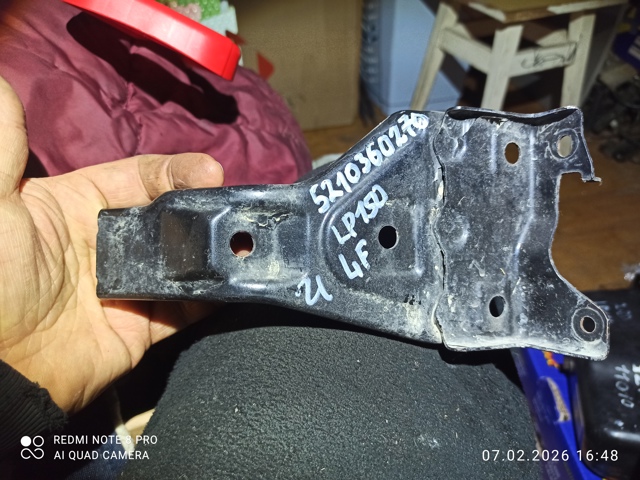 Кронштейн кріплення бампера переднього лівий 5210360270 TOYOTA