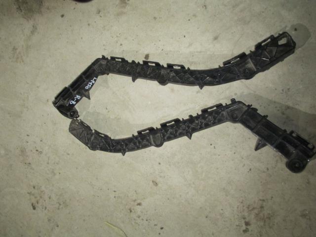 Ліве кріплення заднього бампера 5215660080 TOYOTA