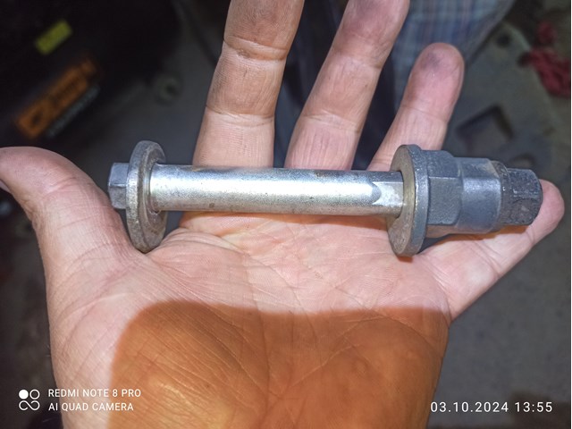 Болт заднього поздовжнього важеля, розвальний 52387SXSA00 HONDA