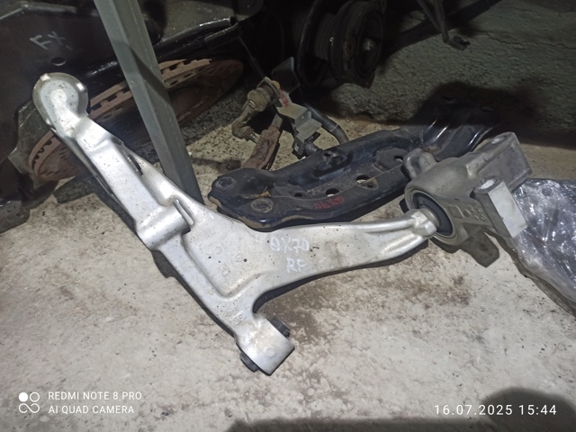 Правий важіль передній нижній підвіски 545001DR0A NISSAN