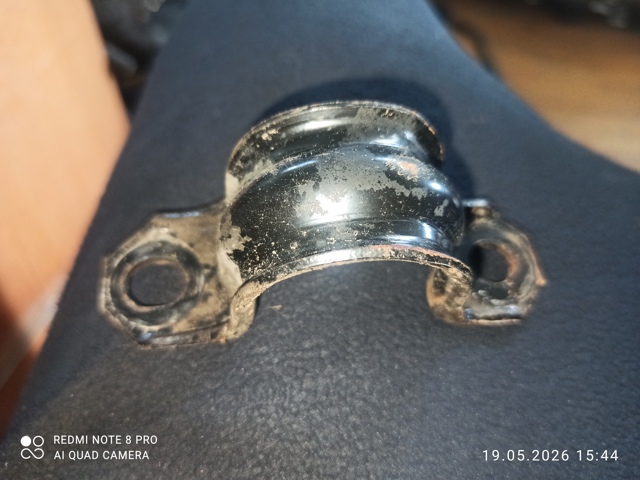 Хомут кріплення втулки стабілізатора, заднього 56233CA000 NISSAN