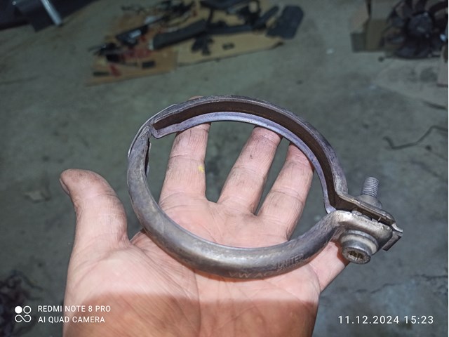 Кронштейн/хомут глушника, передній 5Q0253725B VAG