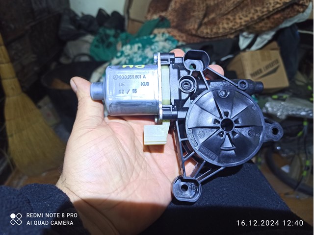 Двигун склопідіймача двері передньої, лівої 5Q0959801A PORSCHE