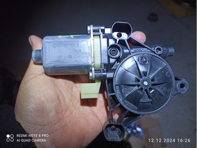 Двигун склопідіймача двері передньої 5Q0959801B PORSCHE
