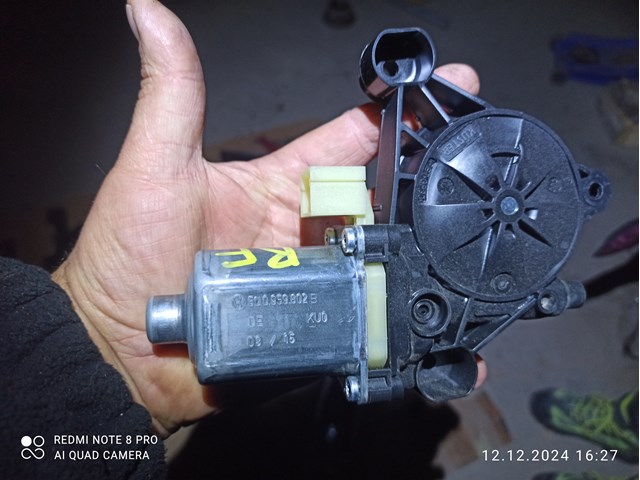 Мотор склопідйомника дверей передніх, правих 5Q0959802B PORSCHE