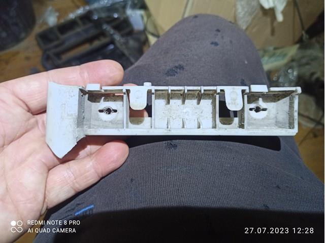 Кронштейн кріплення бампера переднього правий 622219Y000 NISSAN