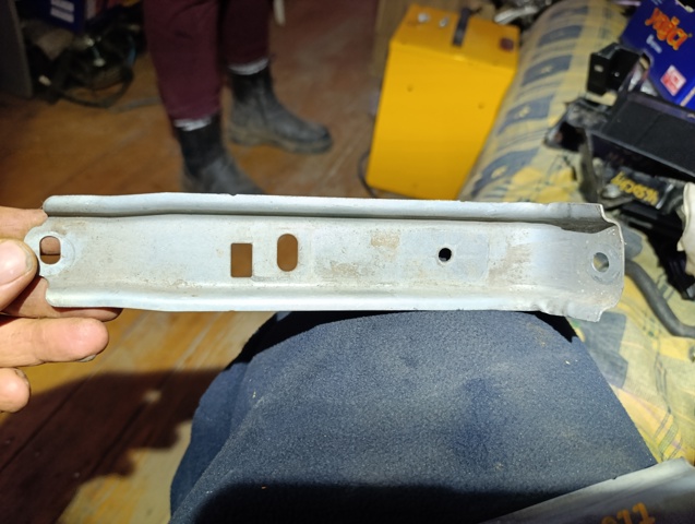 Кронштейн бампера переднього 6400D977 MITSUBISHI
