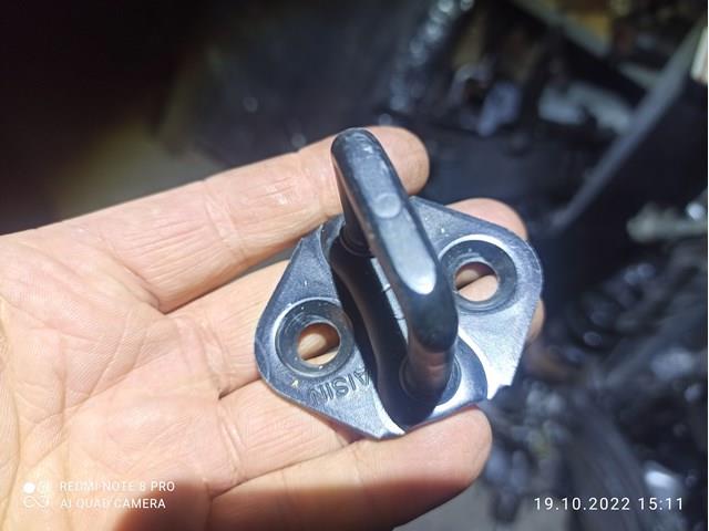 Петля замка кришки багажника 6943048030 TOYOTA