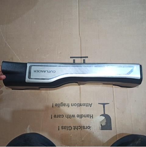 Накладка дверного порогу внутрішня, передня ліва 7656A157XA MITSUBISHI