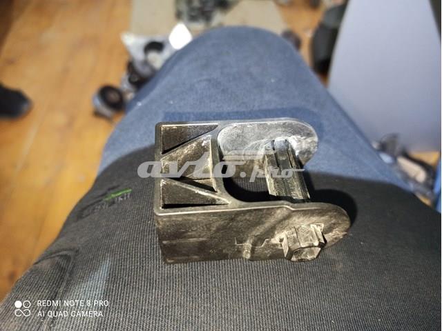 Подушка кріплення радіатора верхня 7P0121079A VAG