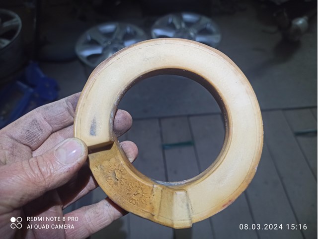 Проставка (резиновое кольцо) пружины задней верхняя 7P0511149