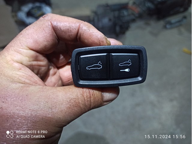 Кнопка салону приводу замка 3/5 двері (ляди) / кришки багажнику 7PP959832J PORSCHE