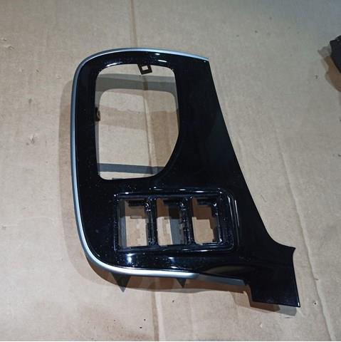 Передня панель 8030A215XA MITSUBISHI