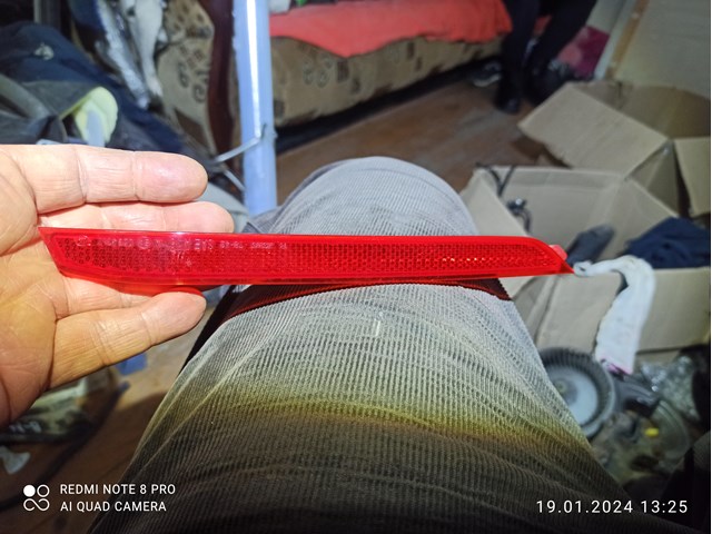 Катафот (відбивач) заднього бампера, правий 8191078010 TOYOTA