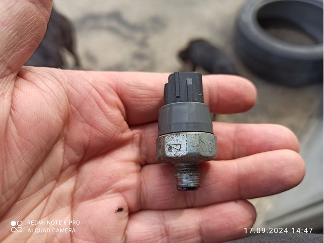 Датчик тиску масла двигуна 8353028020 TOYOTA