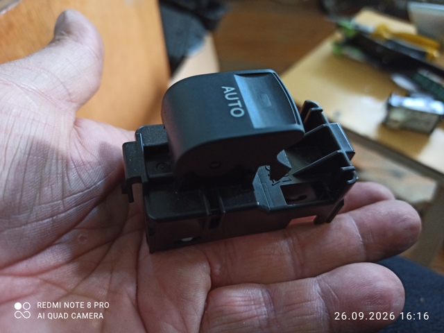 Кнопка вмикання двигуна склопідіймача задня права 8481033120 TOYOTA