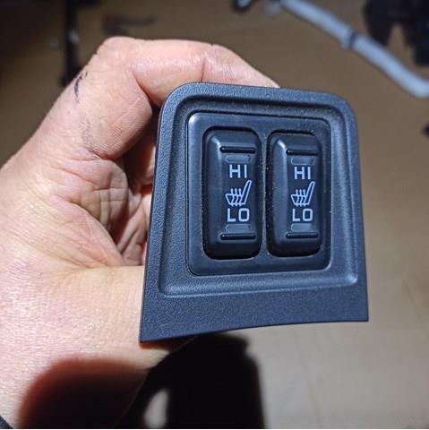 Кнопка обігріву сидіння 8610A114 MITSUBISHI