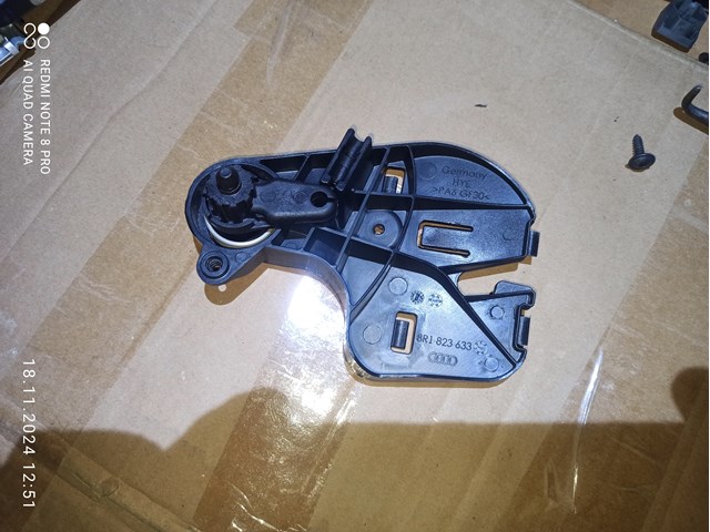 Кронштейн ручки відкривання капота 8R1823633 VAG