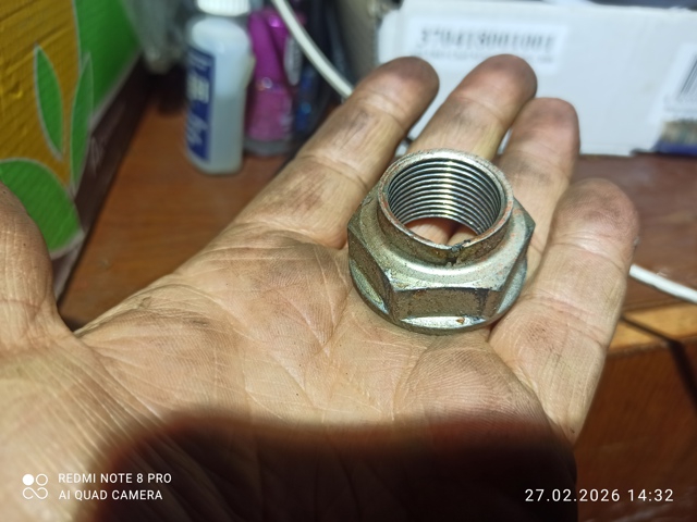 Гайка піввісі передньої 90305692010 HONDA