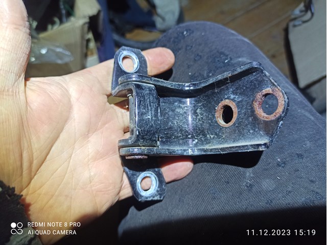 Завіса дверей задніх правих D46172240 MAZDA