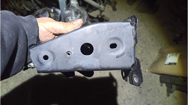 Кронштейн передньої балки KDY03488Y MAZDA