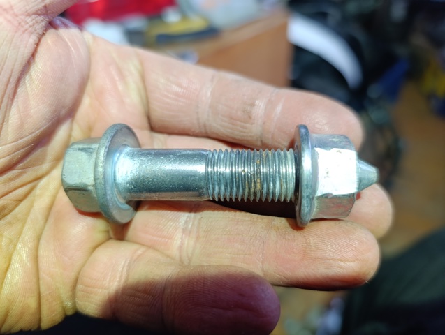 Болт кріплення амортизатора переднього MU140067 MITSUBISHI