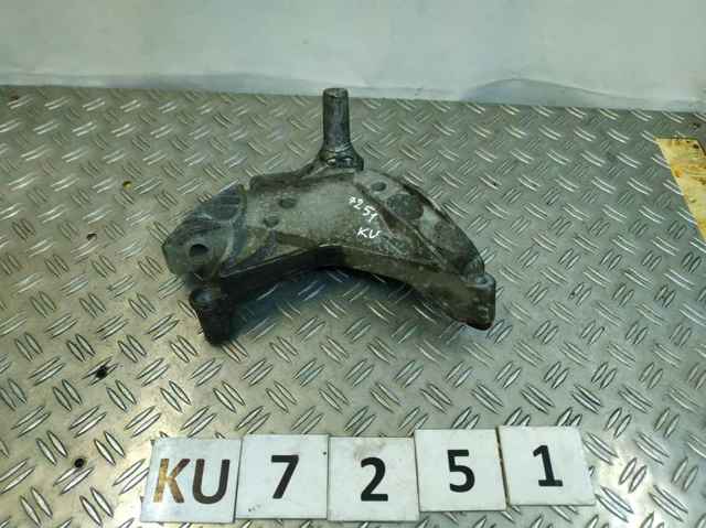 Кронштейн подушки (опори) двигуна, правої 06K199207A VAG