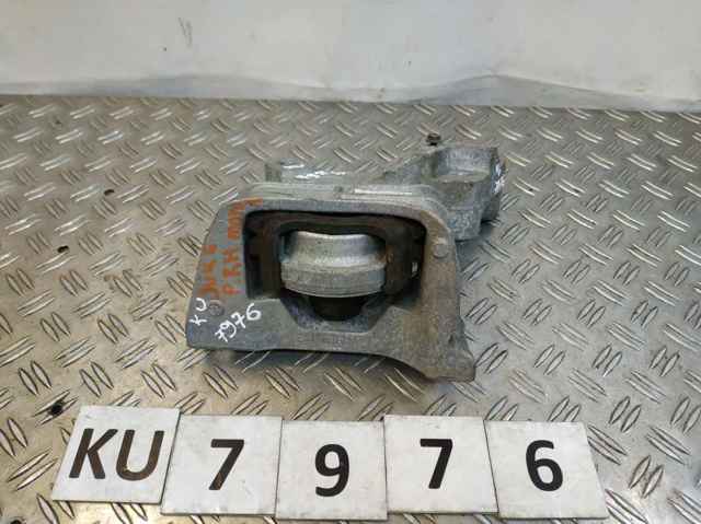 Подушка (опора) двигуна, права верхня 112101KA0A NISSAN