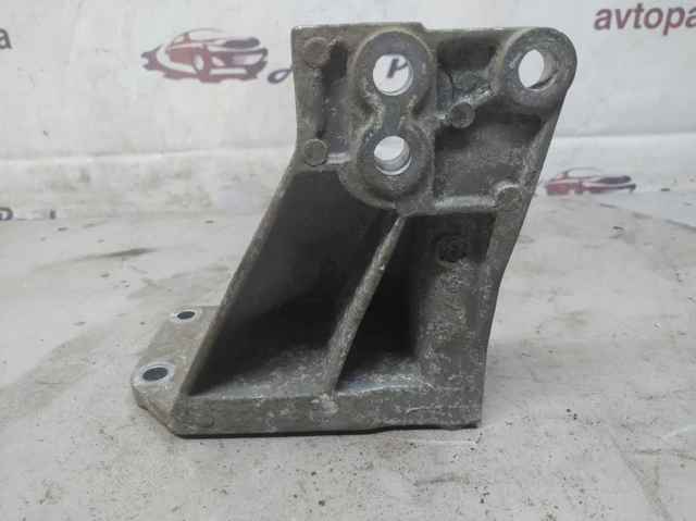 Кронштейн подушки (опори) двигуна, правої 11232JK50A NISSAN