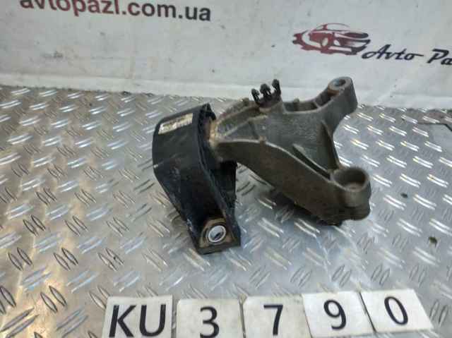 Подушка (опора) двигуна, права передня 113752043R RENAULT