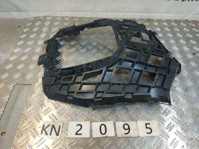 Кронштейн кріплення бампера переднього правий 2GM807724A VAG
