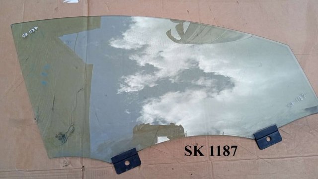 Скло передньої правої двері 4L0845202 VAG