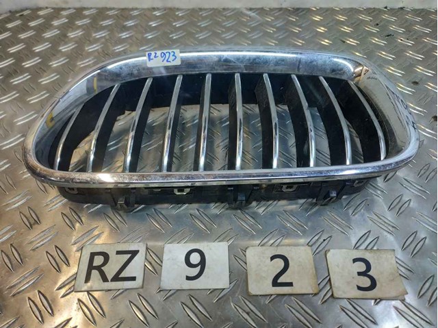 Решітка радіатора ліва 51137412323 BMW
