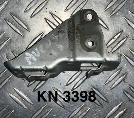 Лівий кронштейн переднього бампера 5208205010 TOYOTA
