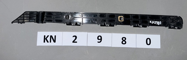 Ліве кріплення заднього бампера 5215833010 TOYOTA